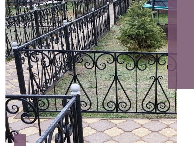 Кованые газонные ограждения под ключ в Городце